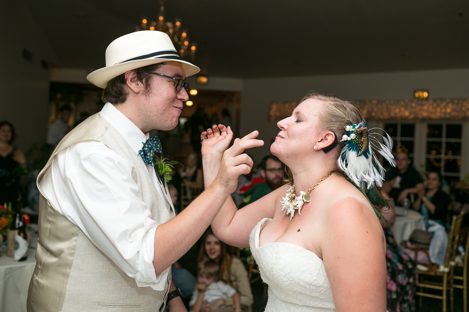 morrison willow ridge manor wedding photographer eating cake